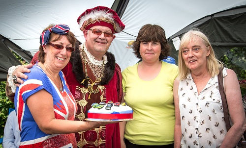 Freda Keeping and Julie Hopkins - Guess Weight of Cake.jpg