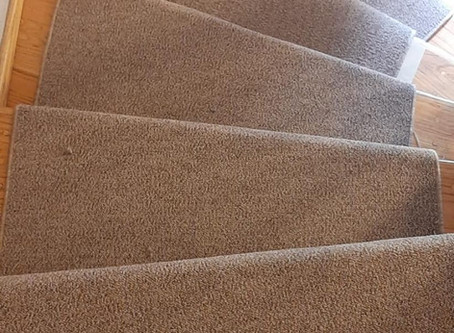 ALFOMBRA DE USO RUDO EN ESCALERAS