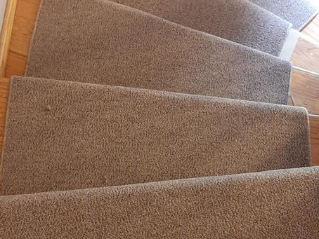 ALFOMBRA DE USO RUDO EN ESCALERAS