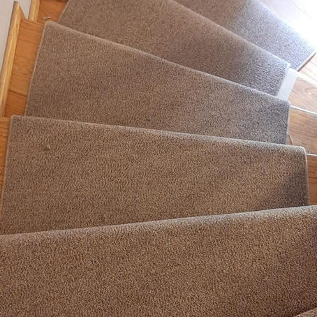 ALFOMBRA DE USO RUDO EN ESCALERAS