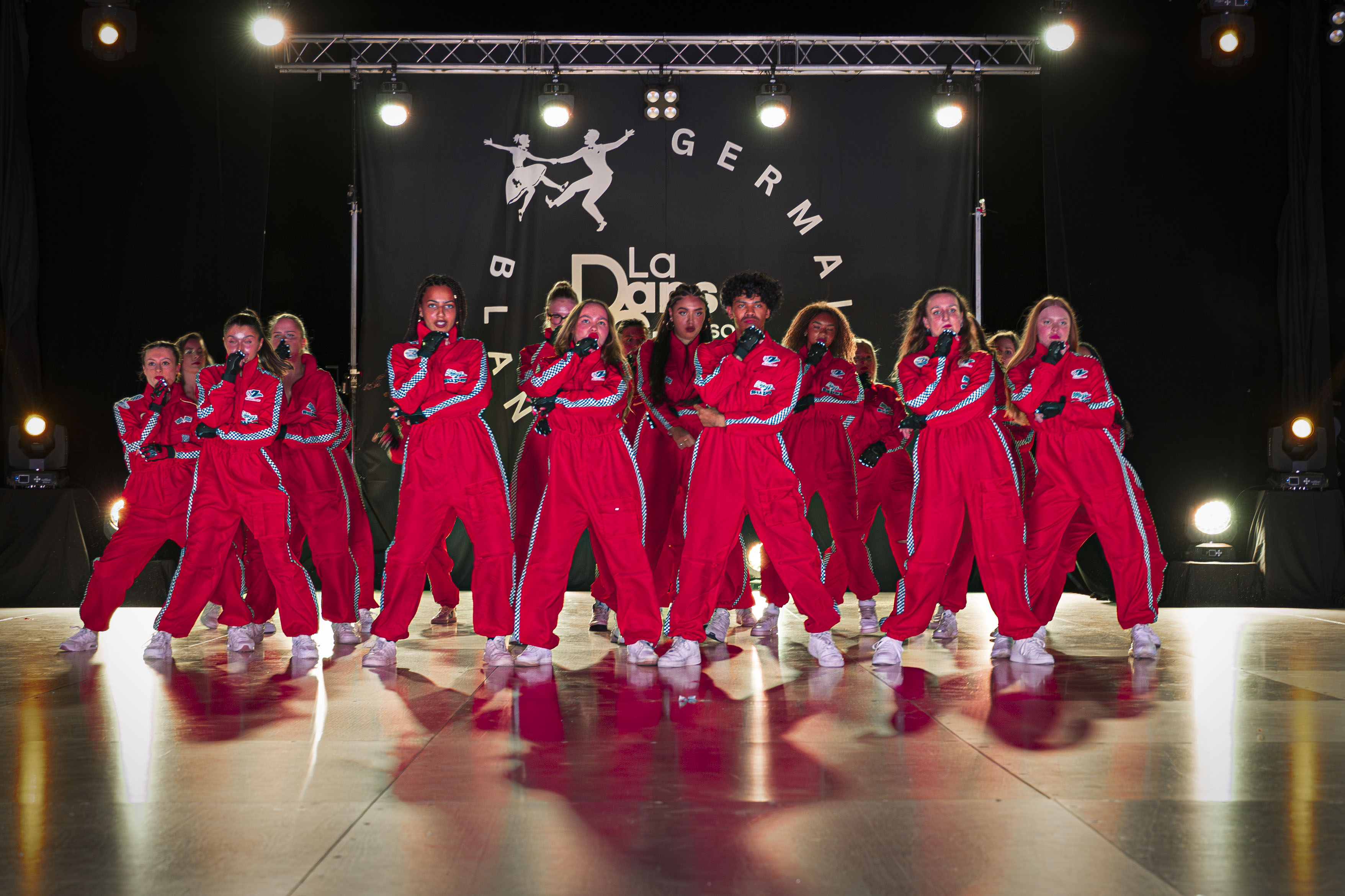 Cours de dancehall Rouen avec des élèves en plein mouvement