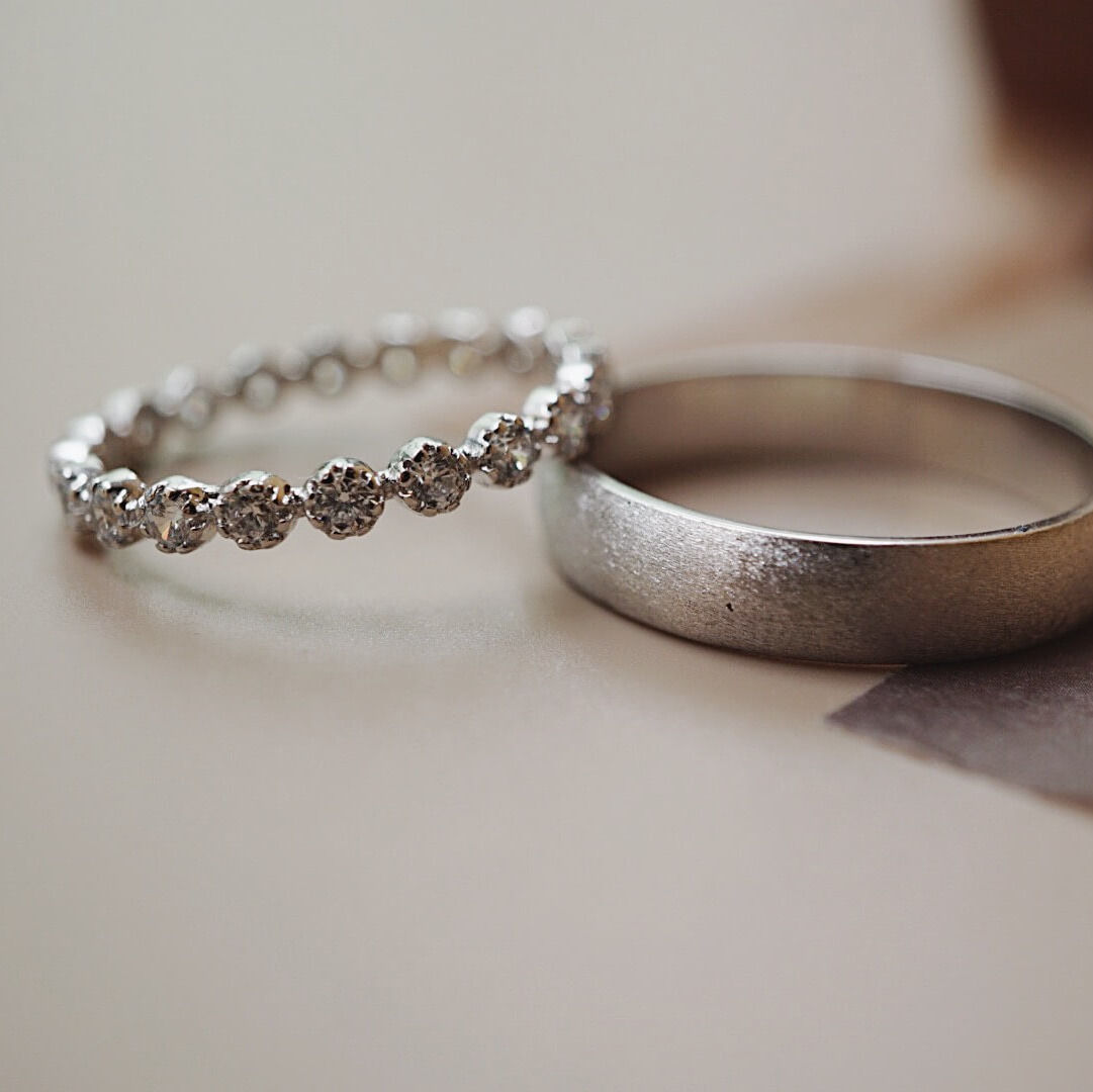 D-SHAPE BAND RING & FULL STONE RING