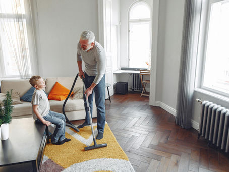 “Limpiar Toda la Casa en Texas: Un Rodeo de Caos y Brillo”