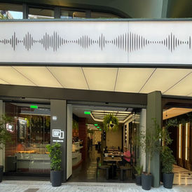 Ejemplo de arquitectura comercial en fachada de negocio con diseño contemporáneo, pensada para resaltar productos y mejorar la experiencia del cliente.