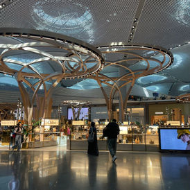 Visual merchandising estratégico en tiendas del aeropuerto de Estambul