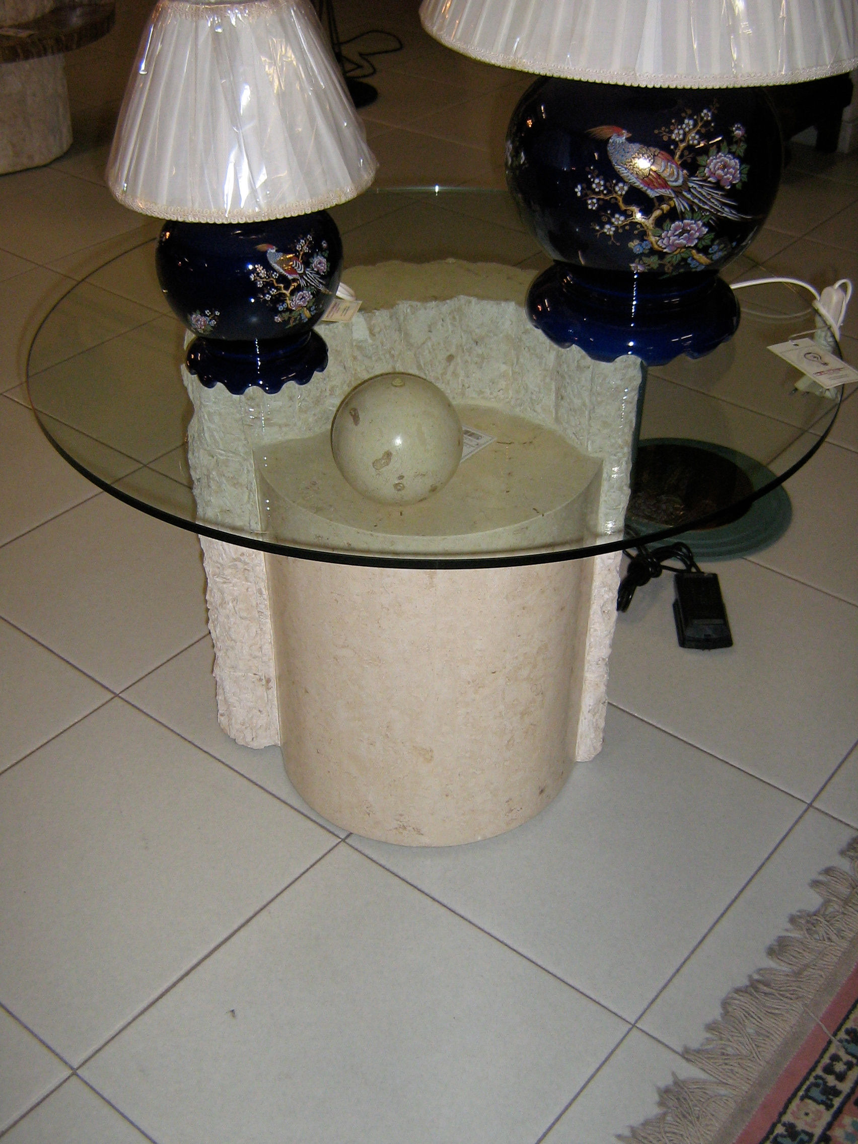 559 Tavolino in pietra fossile e cristallo