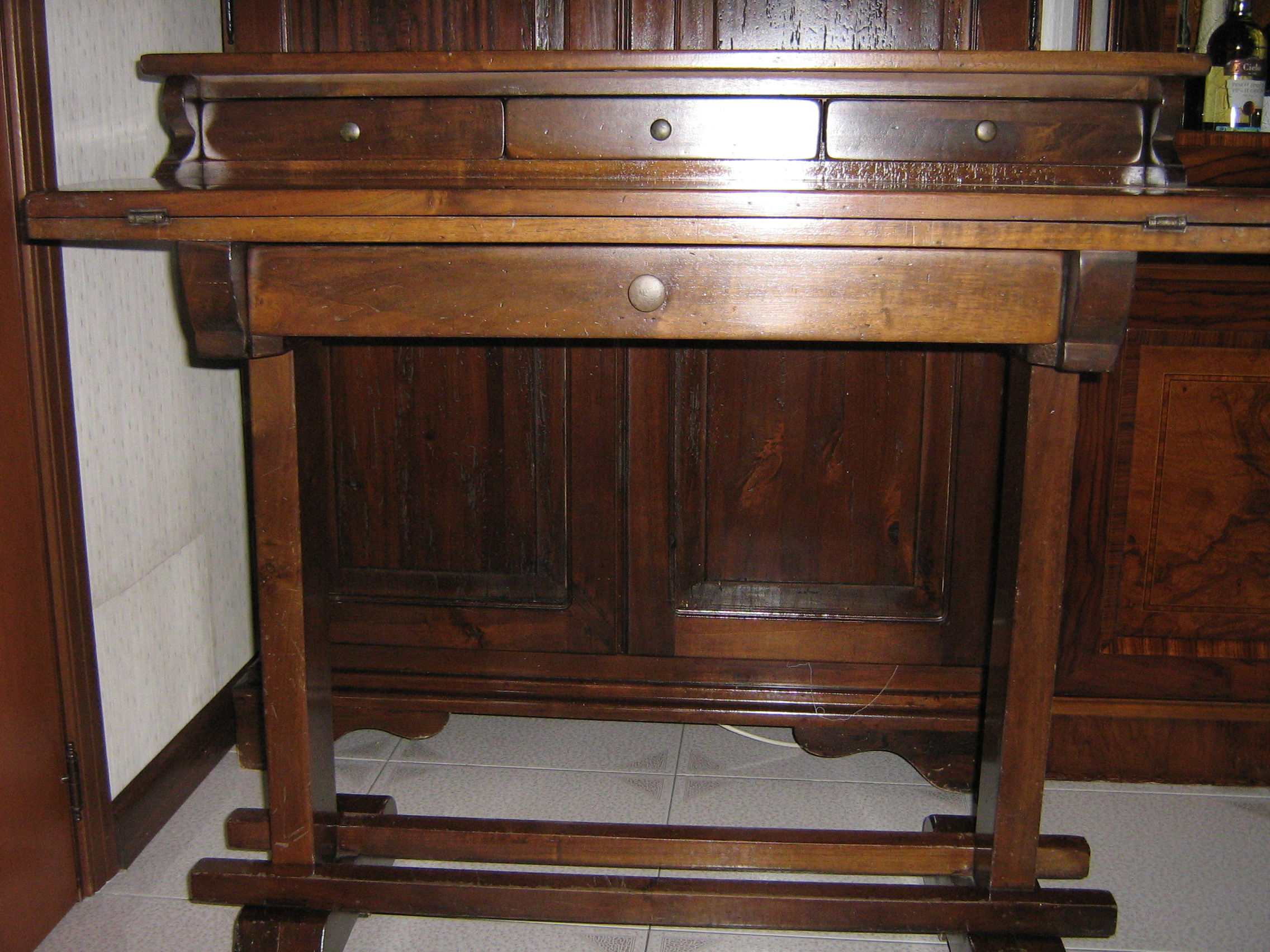 CS3 Scrittoio 2 piani in legno con cassetti e poggiapiedi in Stile ArtePovera