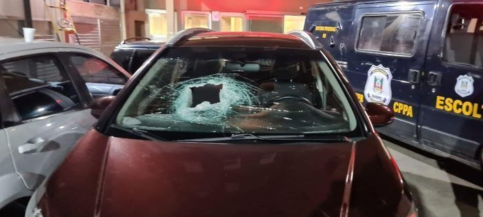 Veículo atingido por pedra em junho na freeway.