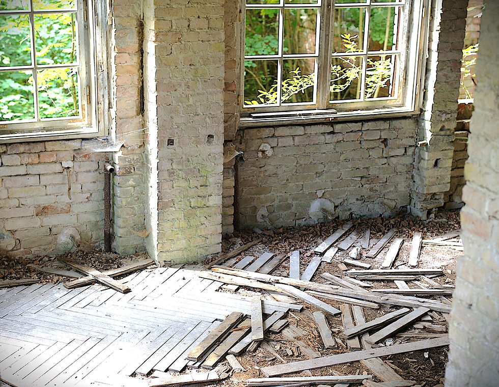 Maroder Raum mit zerstörtem Holzfußboden und alten Fenstern in der Heilstätte Grabowsee – der Inspirationsort für den Roman Liebe. Schuld. Das Weingut am Kap. von W.H. Hartmann