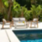 Salon d'extérieur au bord d'une piscine avec de la verdure