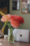Fleurs sur un bureau