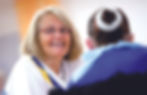 Personnel soignant souriant, personne âgée fondation les résidences