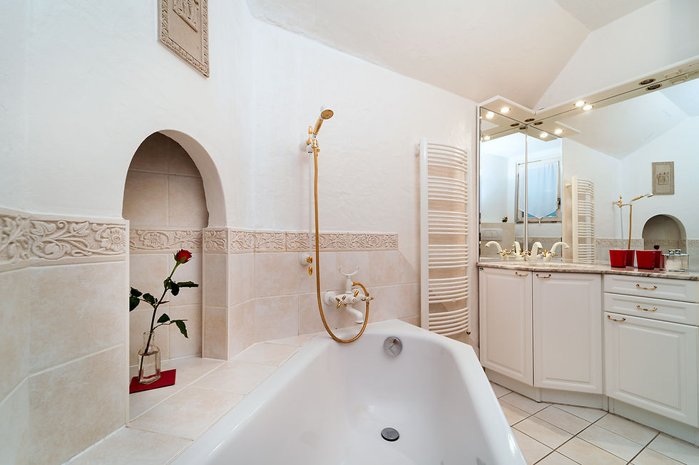 Personne en vélo électrique devant le lac de géronde à Sierre