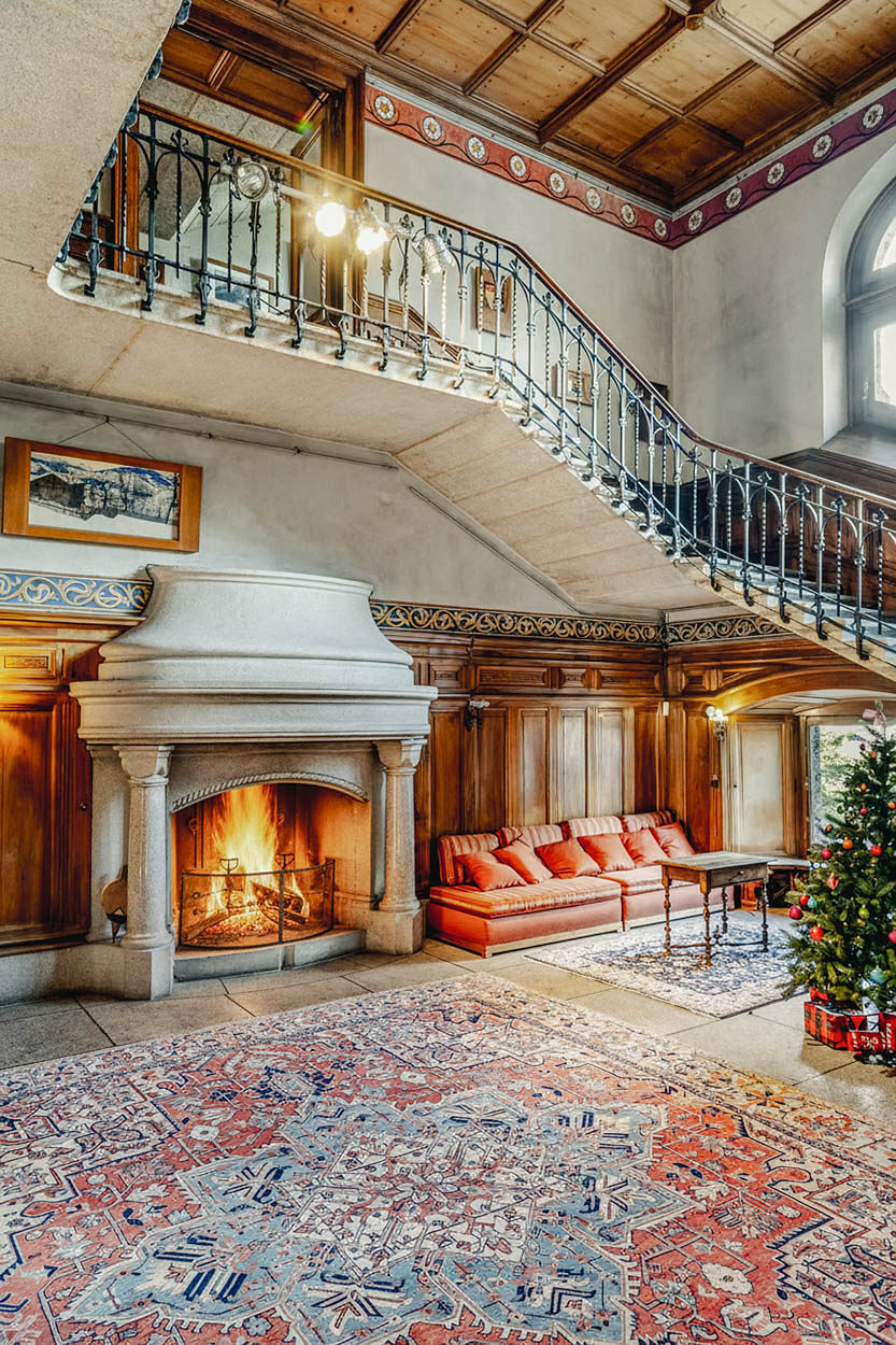 cheminée avec un feu dans un chateau