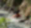 femme au bord d'une rivière, rochers