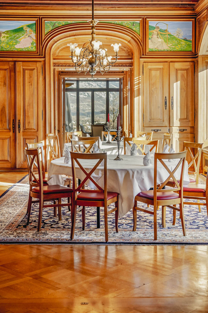 table et chaises en bois