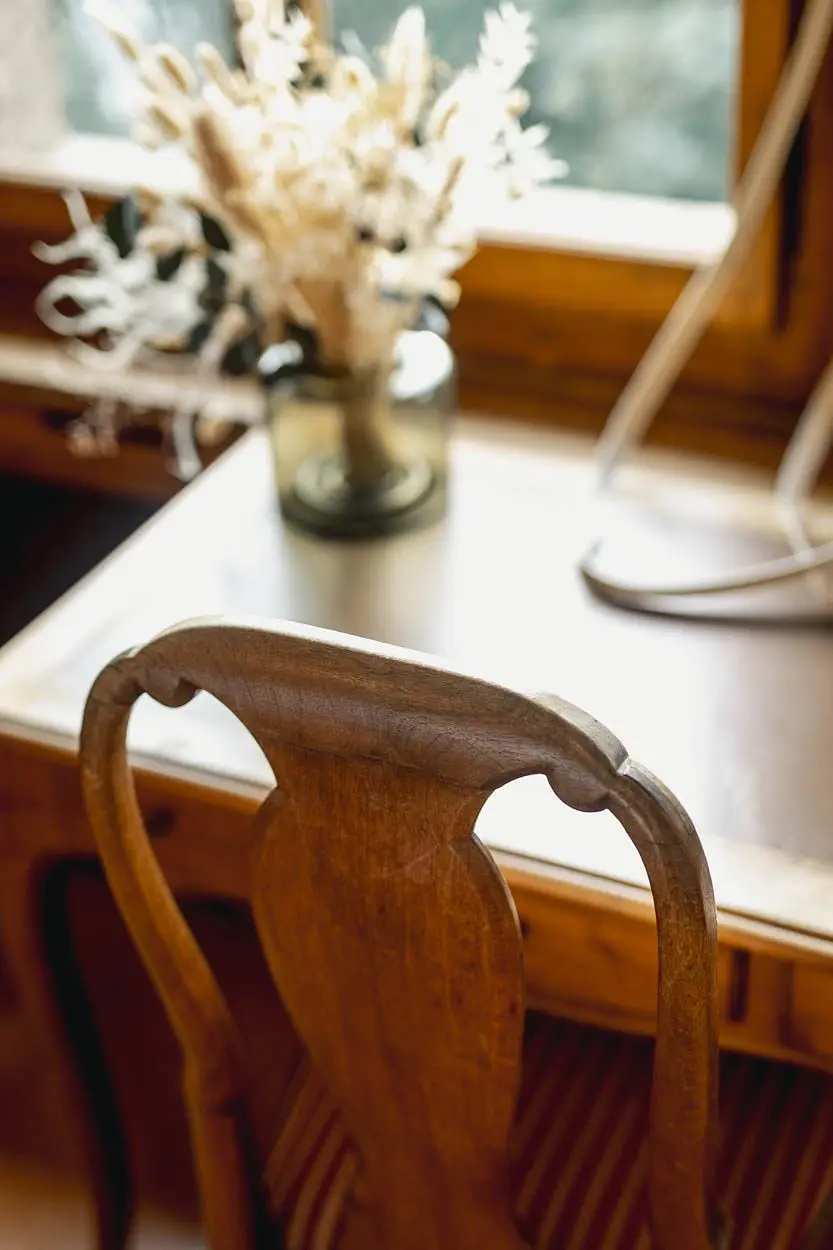 chaise en bois devant un bureau