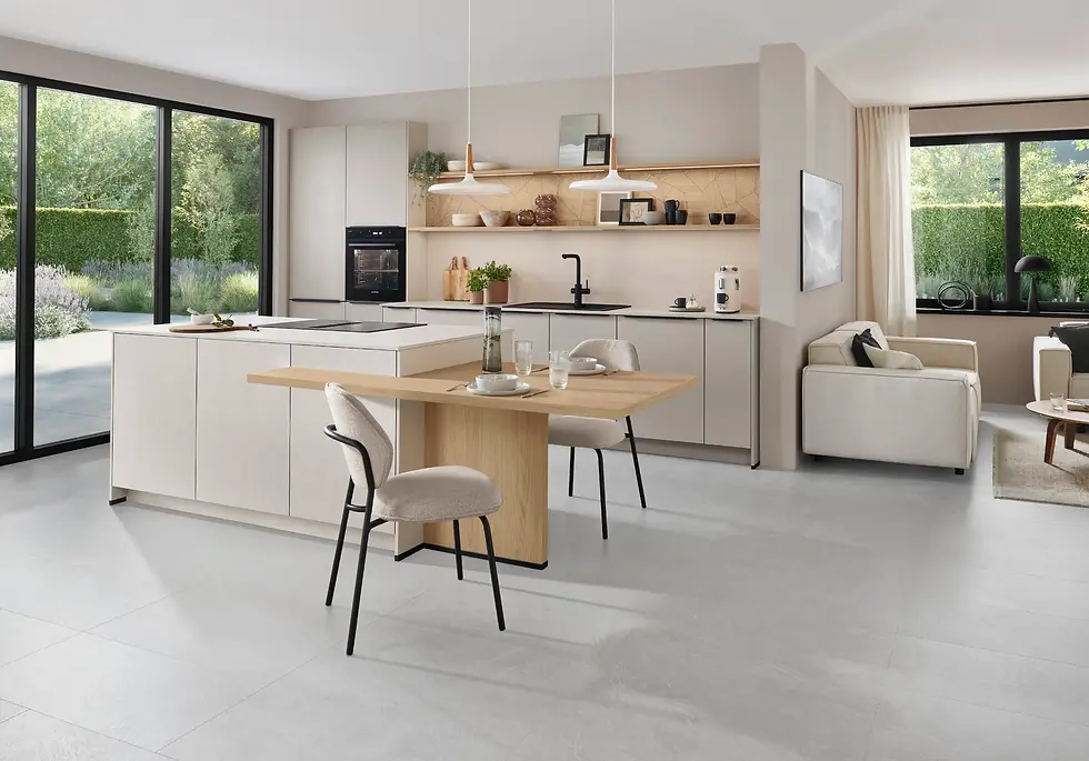 cuisine beige et bois avec chaises et ilot centra