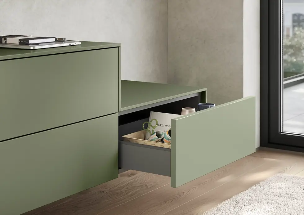 amenagement d'interieur tiroir vert olive ouvert avec ciseaux