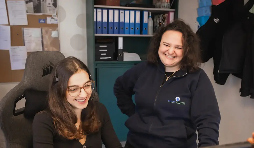 deux femmes souriantes