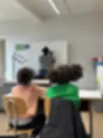 Enfants à l'école, professeur au tableau