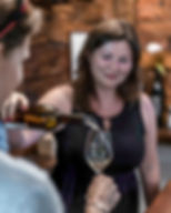 madeleine bonvin, experte en dégustation, servir un verre de vin