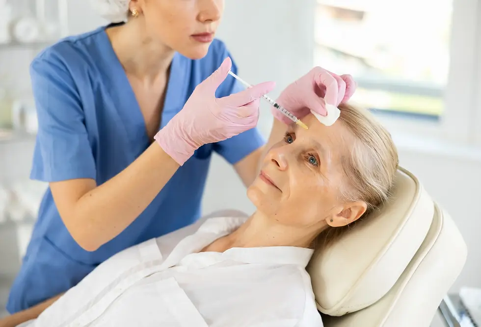 femme âgée allongée recevant des injections.webp