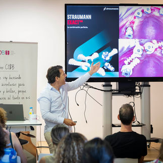 Ponente explicando en un curso para dentistas