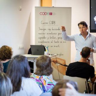 Ponente explicando en un curso para dentistas