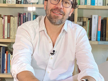 El presidente del CODB en la biblioteca del Colegio Oficial de Dentistas de Balares