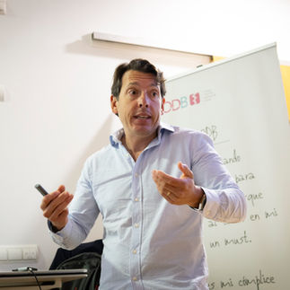 Ponente explicando en un curso para dentistas