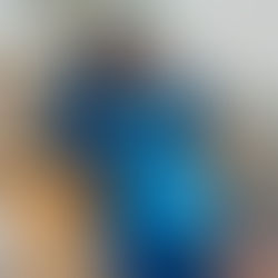 Un niño sentado en una silla de odontólogo a punto de ser revisado por un destista voluntario en el CODB.