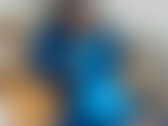 Un niño sentado en una silla de odontólogo a punto de ser revisado por un destista voluntario en el CODB.