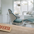 Butaca d'una clínica dental moderna amb una etiqueta d'Oferta en primer pla, com a símbol de la mercantilització de la salut bucodental.