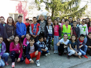 Ученици от СУ "Стоян Заимов" се срещнаха с поетесата Валентина Атанасова