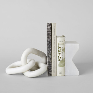Stonemen_MarbleArtStand_White_Chain_1200