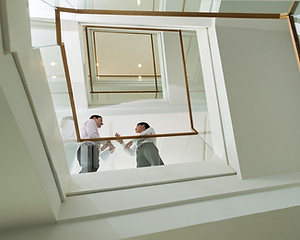 Los hombres de negocios en la escalera
