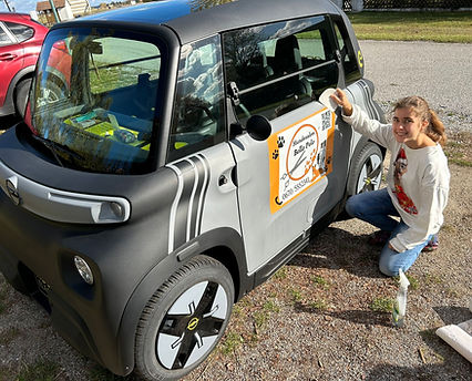 Christina Greutter mit Microcar Opel E Rocks