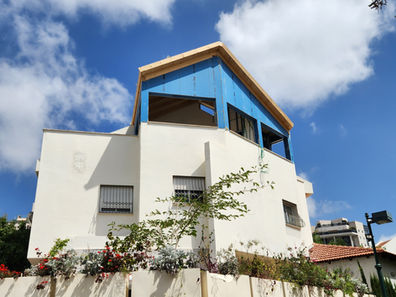 קומת גג חדשה עם לוחות מגן כחולים וגג רעפים על בית לבן, גבעת שמואל | מעוז שפי קבלן רשום 35728