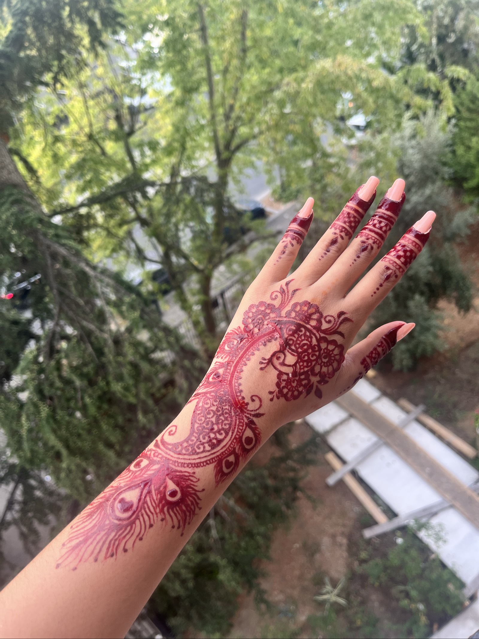 Prestation tatouage au henné / Mehndi