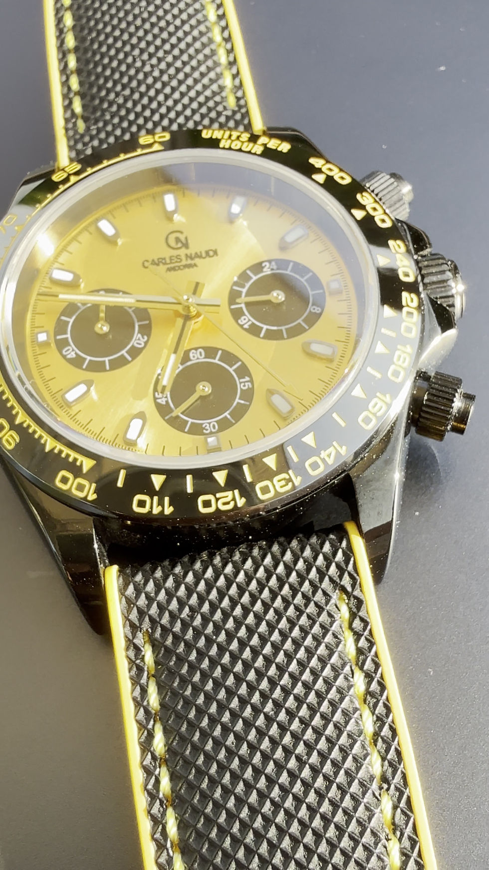 Miniatura: Reloj Chrono estilo Panda amarillo y dorado