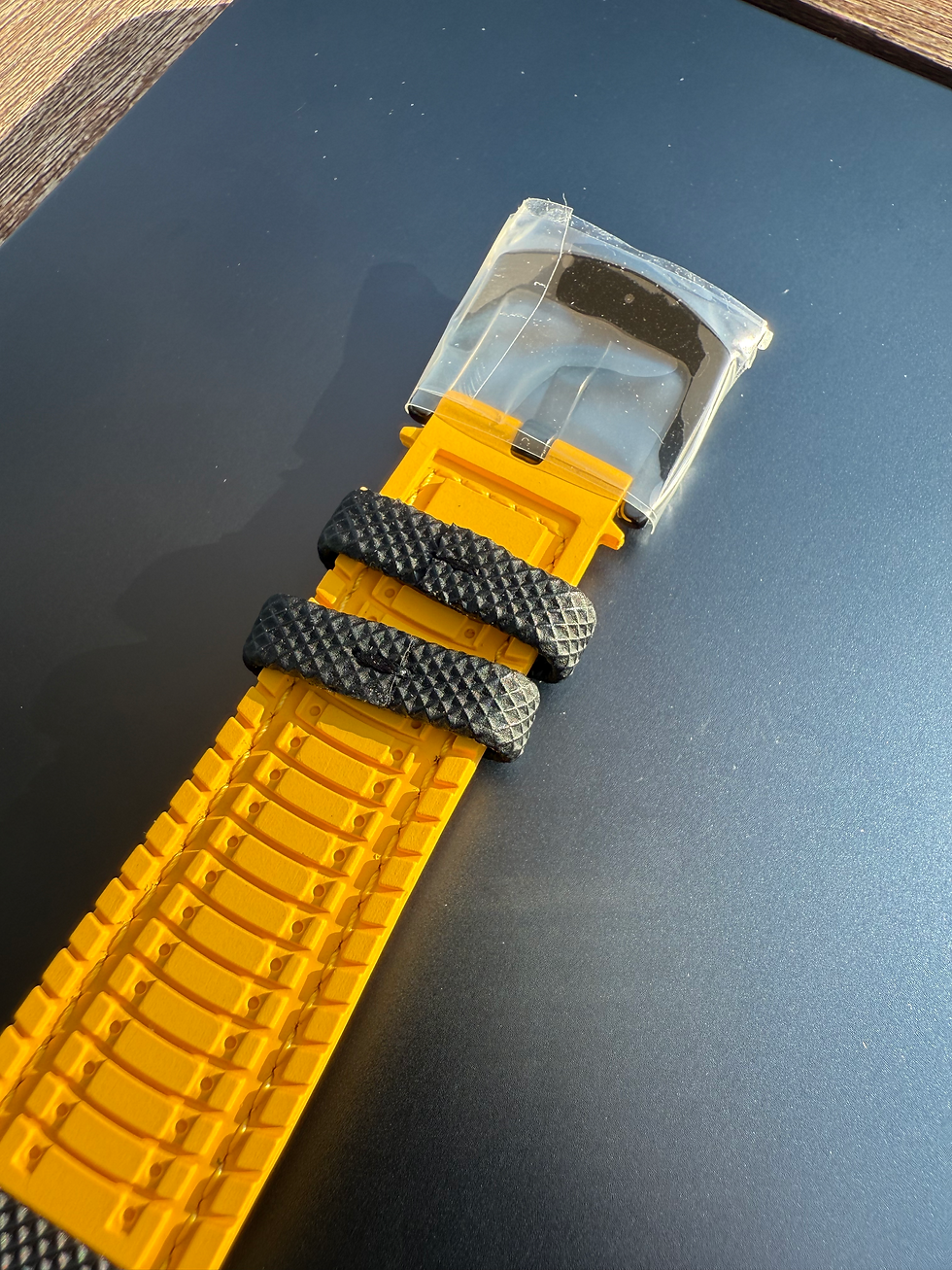 Miniatura: Reloj Chrono estilo Panda amarillo y dorado