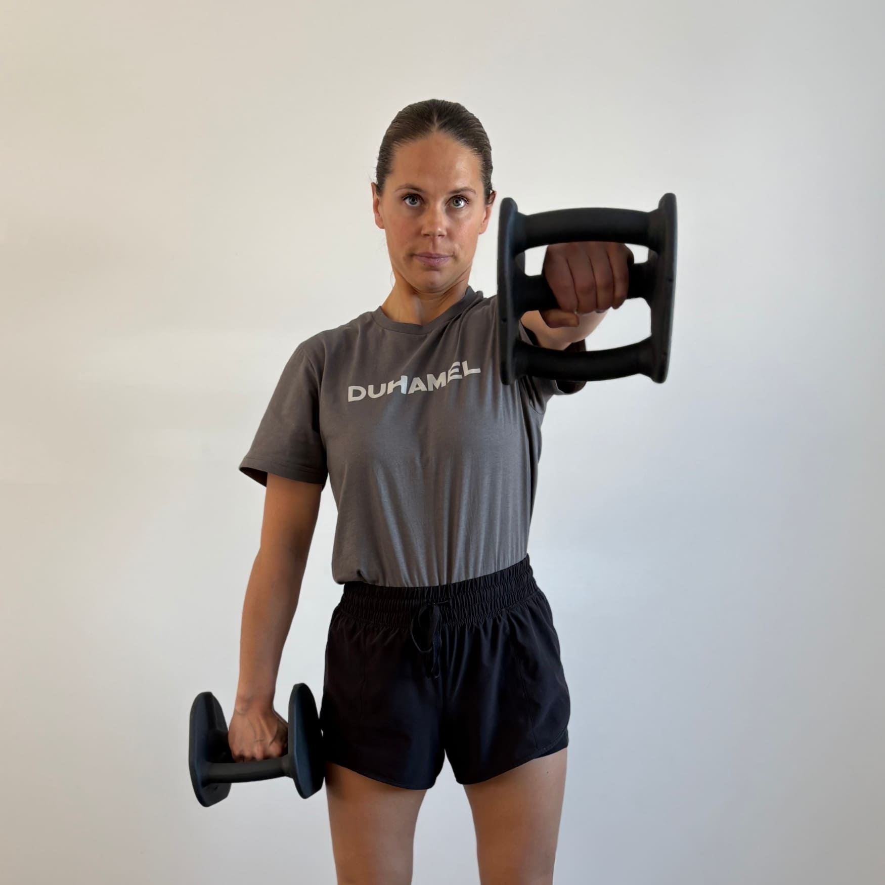 Femme faisant des Front Raise avec Haltères Duhamel