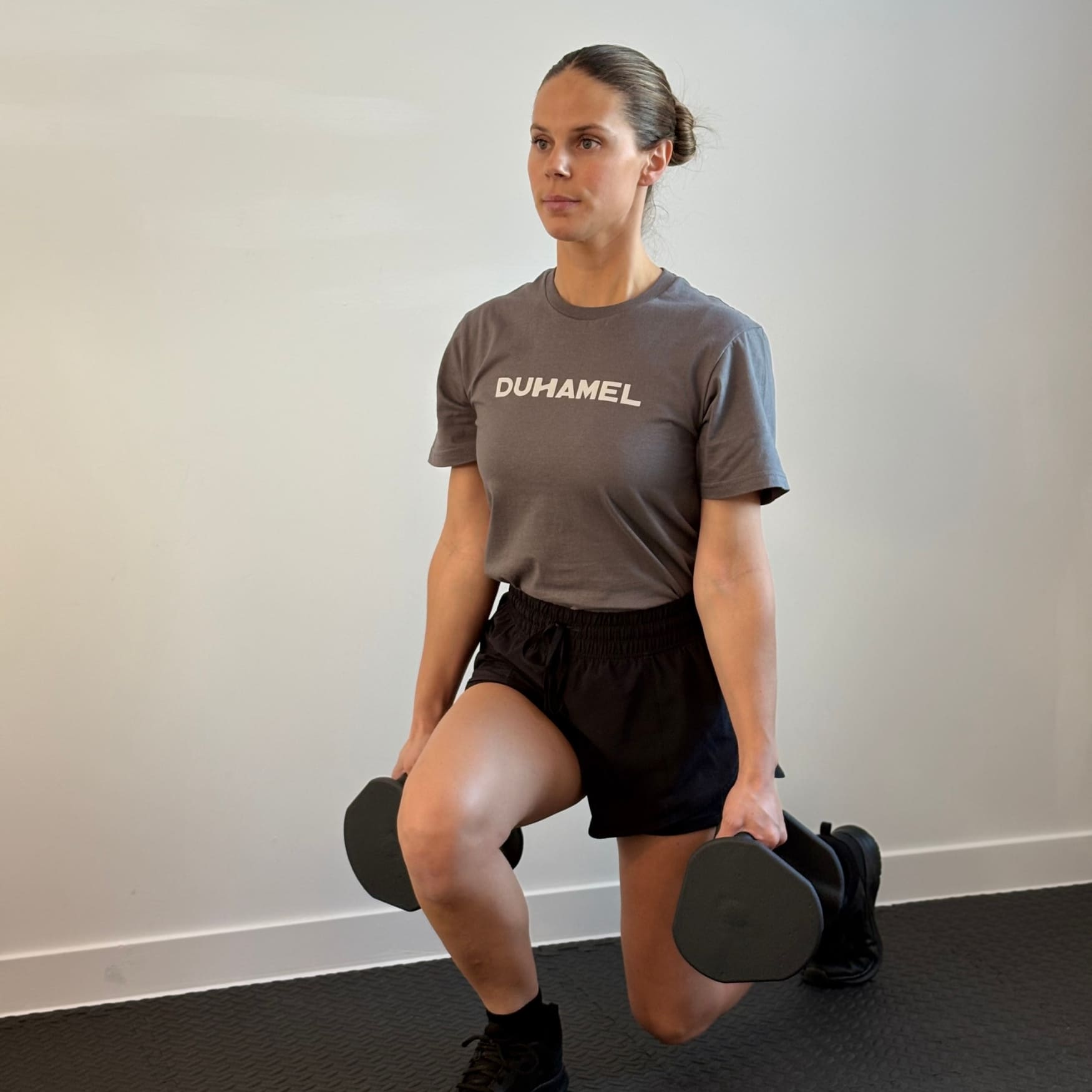Femme faisant des Lunges avec Haltères Duhamel