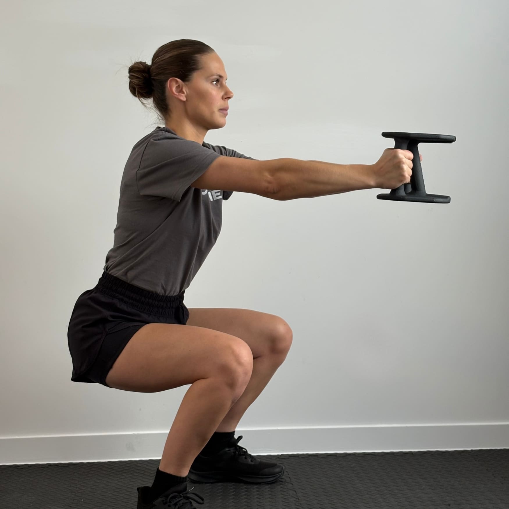 Femme faisant des Extended Goblet Squat avec Haltères Duhamel