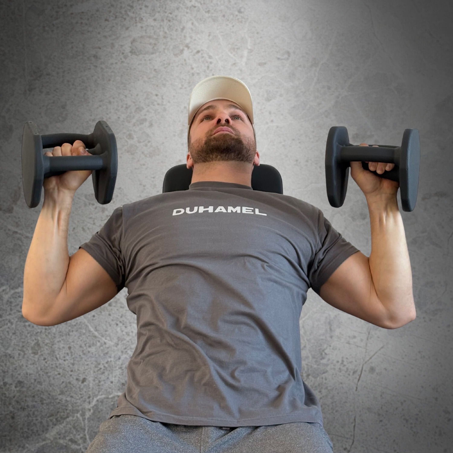 Homme faisant des Bench Press avec Haltères Duhamel