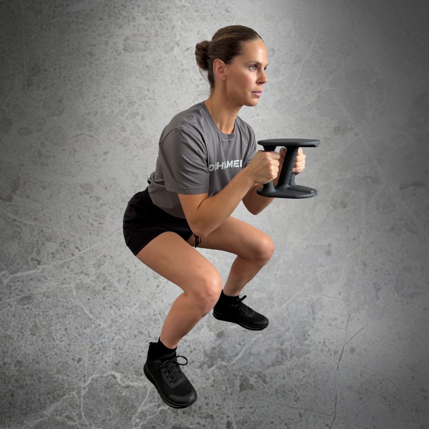 Femme faisant des Curl avec Haltères Duhamel