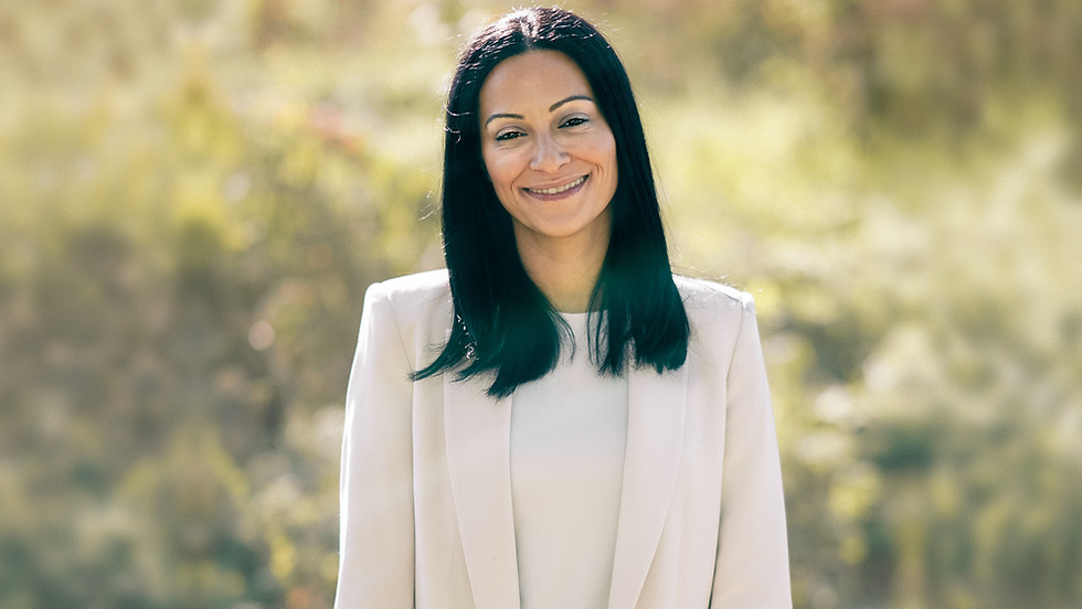 Victoria Vatos, CPA et associée, souriante à l’extérieur, par une journée ensoleillée.