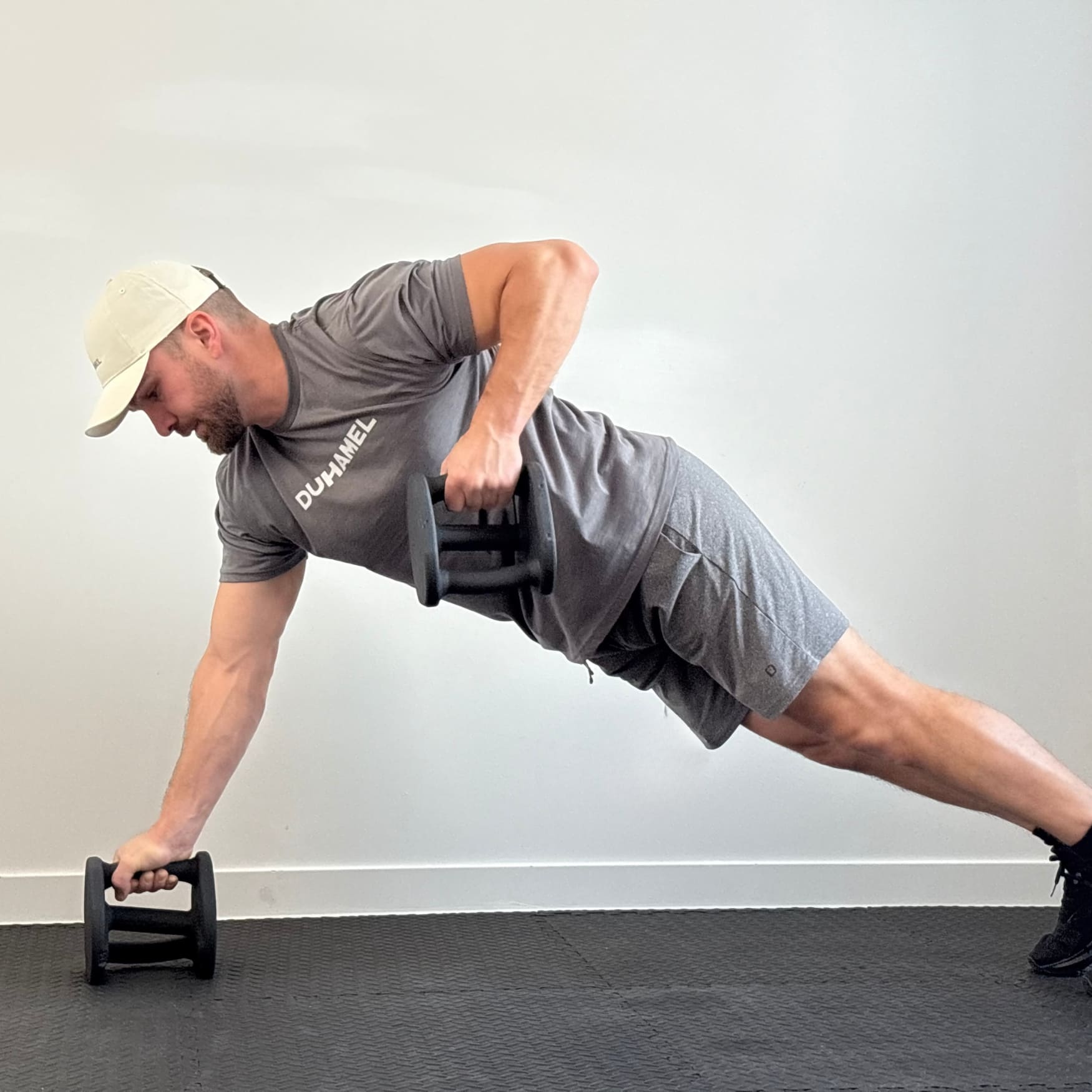 Homme faisant des Renegade Row avec Haltères Duhamel