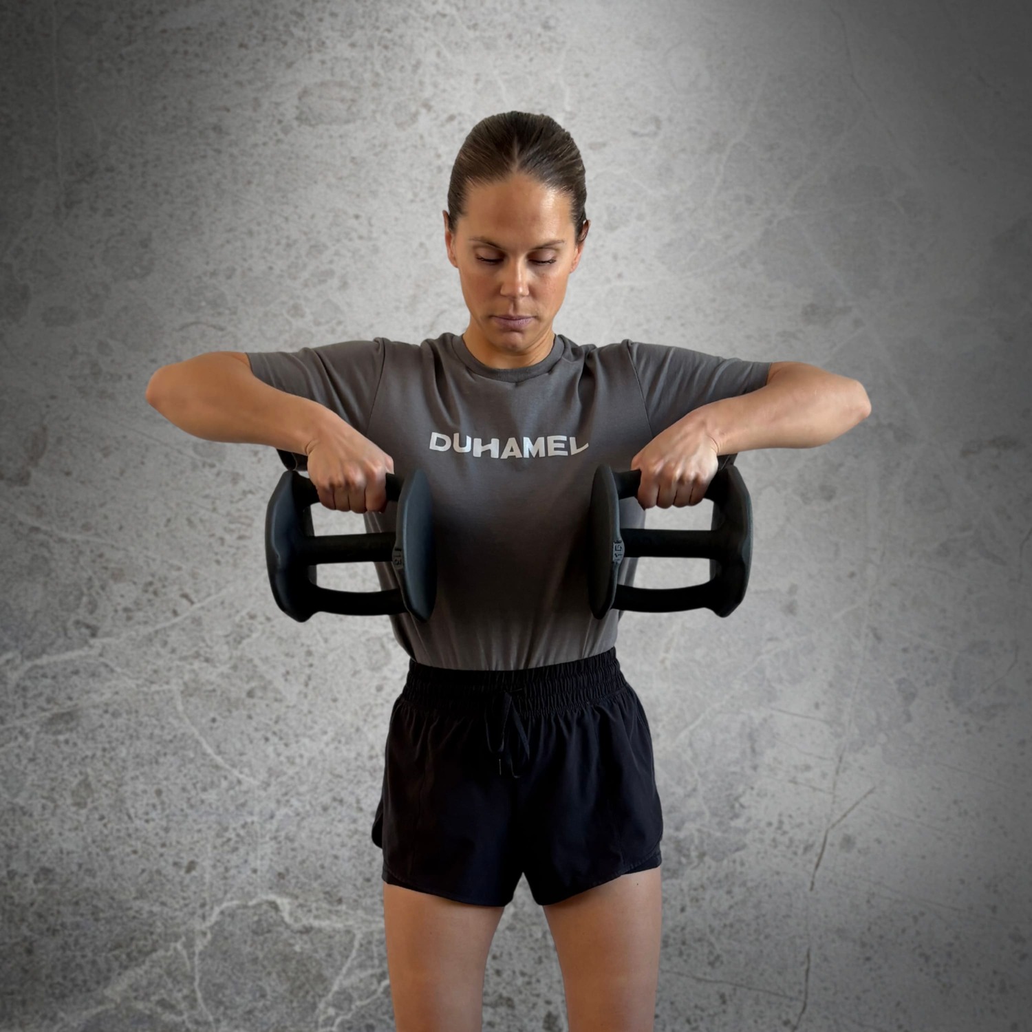 Femme faisant des Upright Row avec Haltères Duhamel